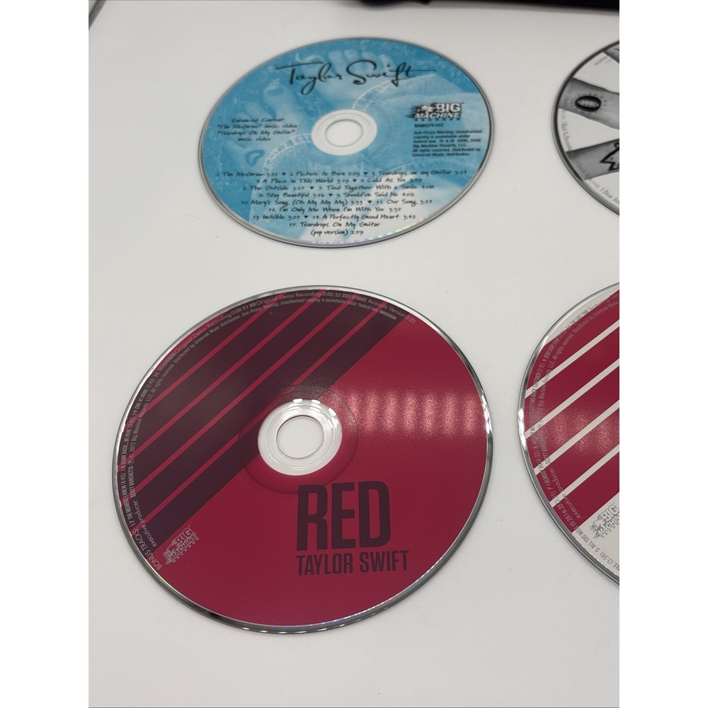Taylor Swift CD Lot of 4: Self Titled, Speak Now & Both Red CDs With Carry Case - Picture 3 of 6